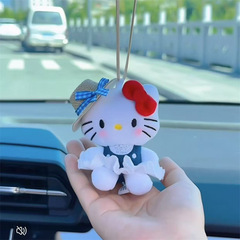 麦わら帽子のついたKitty車載ストラップの新型ぬいぐるみ車のバックミラーには、吹き出し口のクリップが飾られている