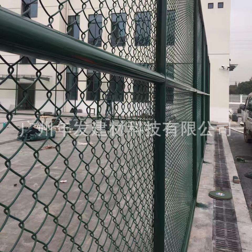 广州厂家镀锌包塑篮球足球网球养殖隔离防抛菱形孔高架别墅勾花网