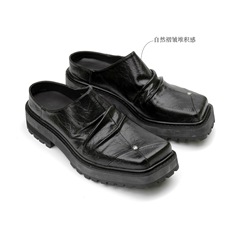 黒のレトロな角の小さい靴の男女は同じタイプの斜めの頭をつなぎ合わせます。