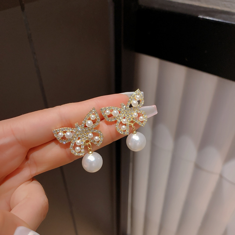 Fashion Retro Butterfly Pearl Earrings Alloy Drop Earrings display picture 2