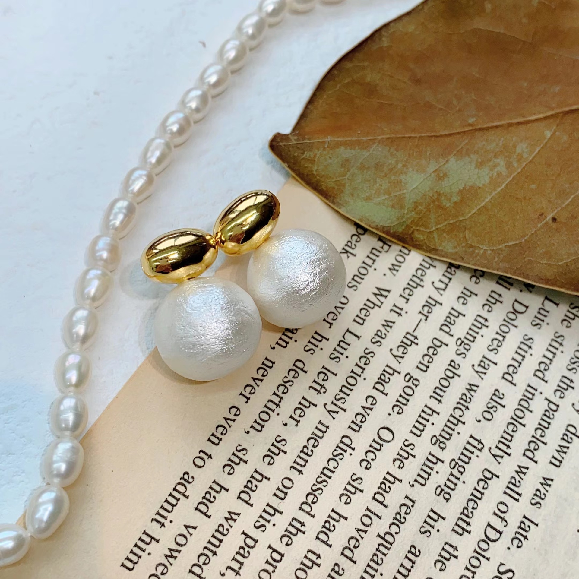 Retro elegant cotton earrings from pearl