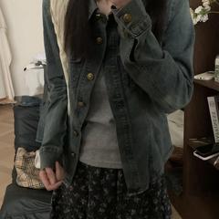 香港風の復古の短いデニムのコートの女性の春の2025は身を修めてやせていて古いアメリカ式の短いジャケットの上着をします。