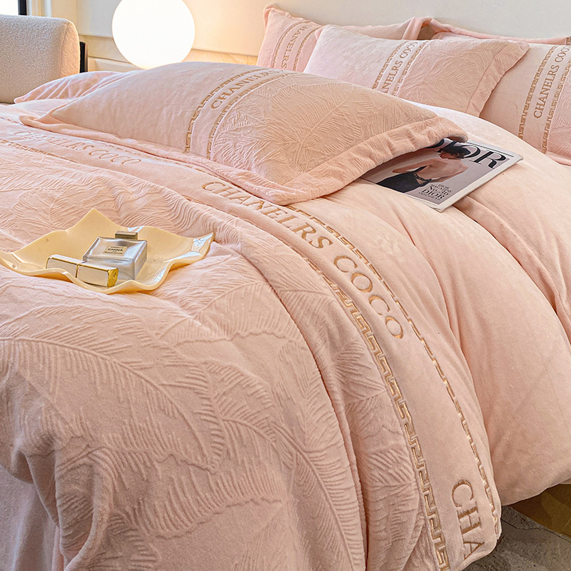 軽豪華な高級彫刻ベルベットはベッドの上の4セットの冬の牛乳サンゴのベッド用品フランネルの布団シーツを厚くした