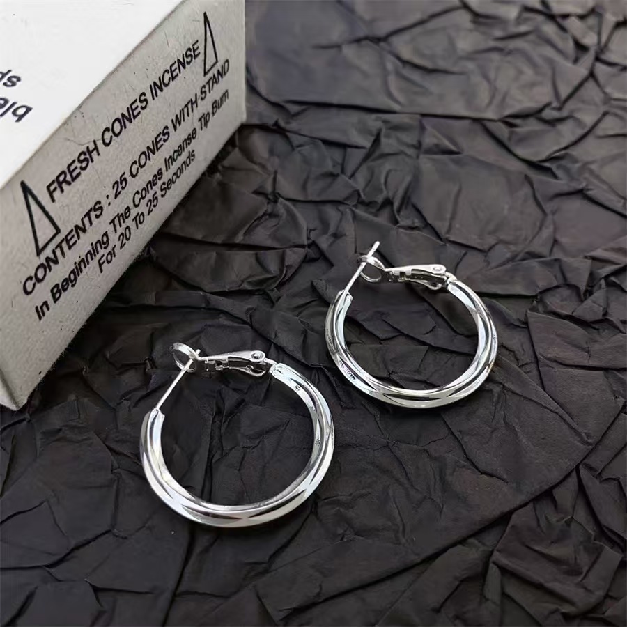 Silver pointed spike labret stud material detail