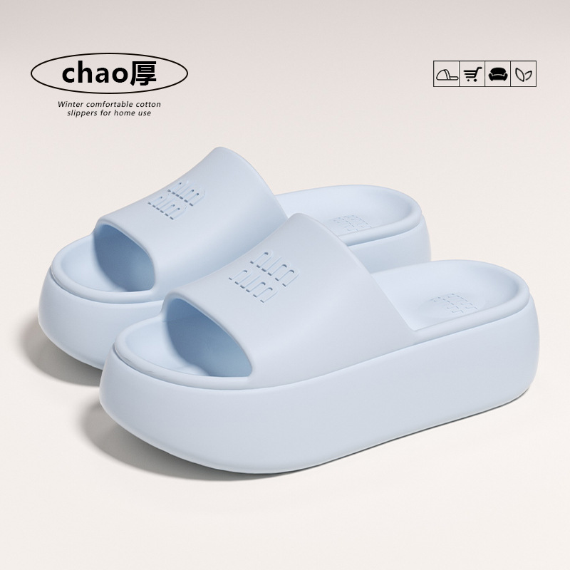 Zapatillas de fondo grueso para damas verano nuevo interior antideslizante sensación de pisar mierda puede usar pareja sandalias mujeres