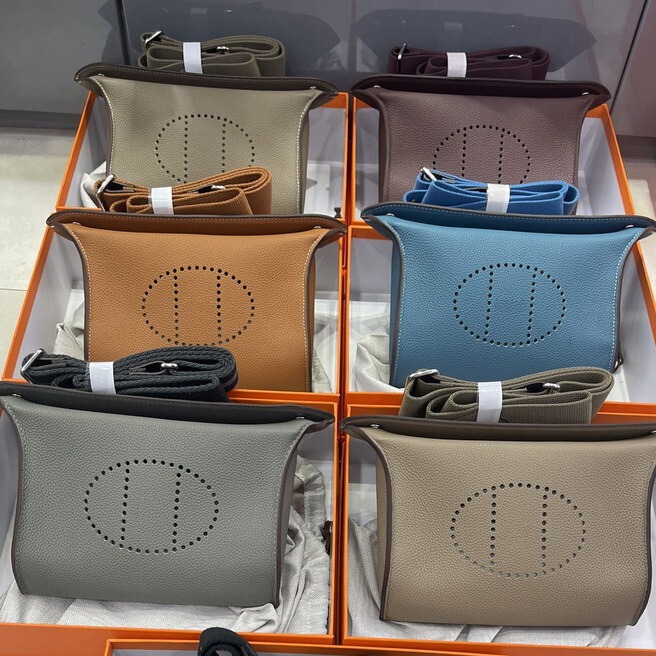 2023 new first layer cowhide silk pattern leather evlin dinner plate chest bag VPCS single shoulder crossbody woven belt fashion bag 2023 new first layer cowhide silk pattern leather evlin dinner plate chest bag VPCS single shoulder crossbody woven belt fashion bag