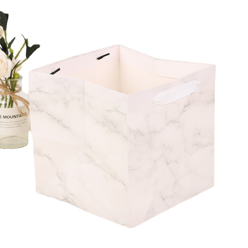 Nueva bolsa de embalaje de regalo cuadrado Bolso de papel Kraft en stock creativo de fondo ancho para hornear fábrica al por mayor bolsa de papel