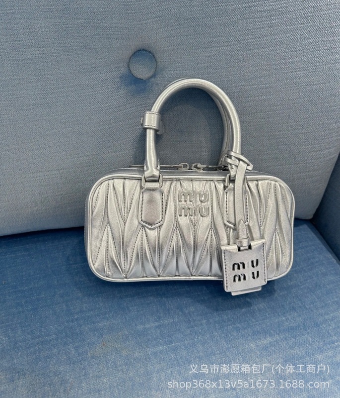MIU 2025年モデル プリーツ加工羊革ボストンバッグ ボウリングバッグ レトロハンドバッグ ピローバッグ ショルダーバッグ クロスボディバッグ レディース|undefined
