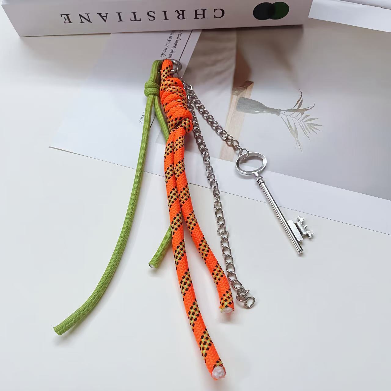 주황색 검은 점 밧줄과 열쇠