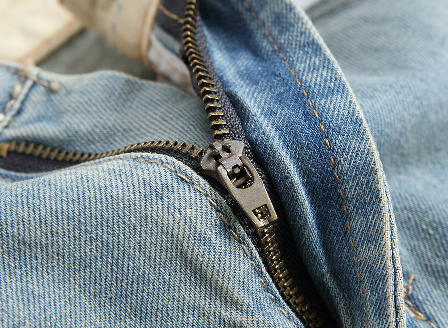 Pantaloncini estivi da uomo in denim di cotone strappato e forato, di colore chiaro, di media lunghezza, aderenti_voghion.com