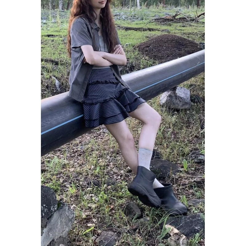 Сладкая клетчатая юбка-трапеция с вставками и рюшами для женщин, весна-лето 2025, новая модель с высокой талией для стройнящего эффекта.