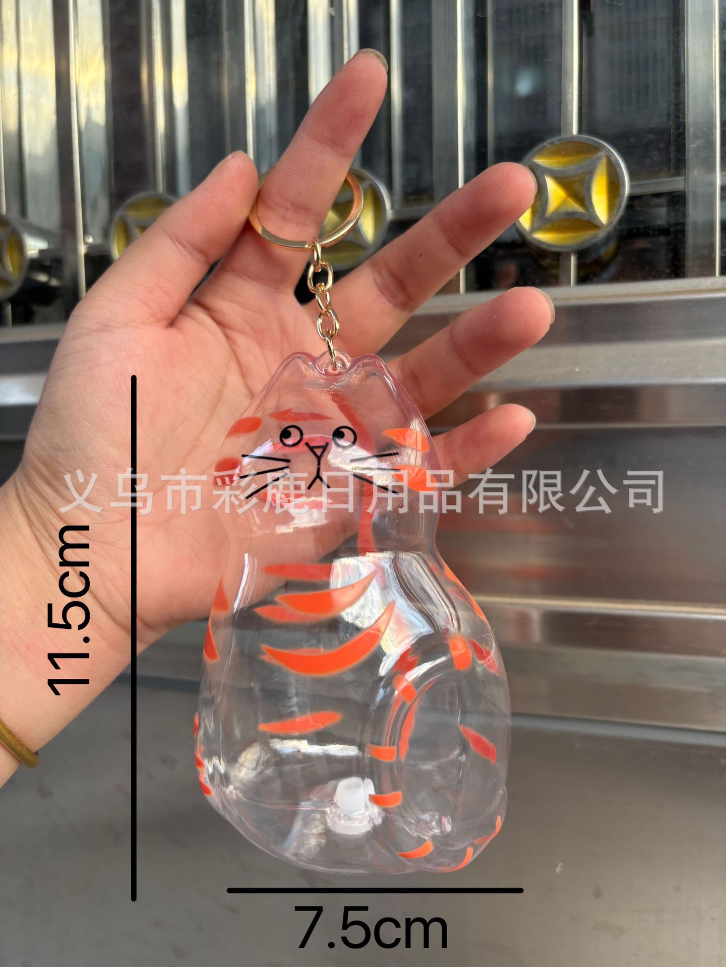 큰 주황색 고양이 1마리