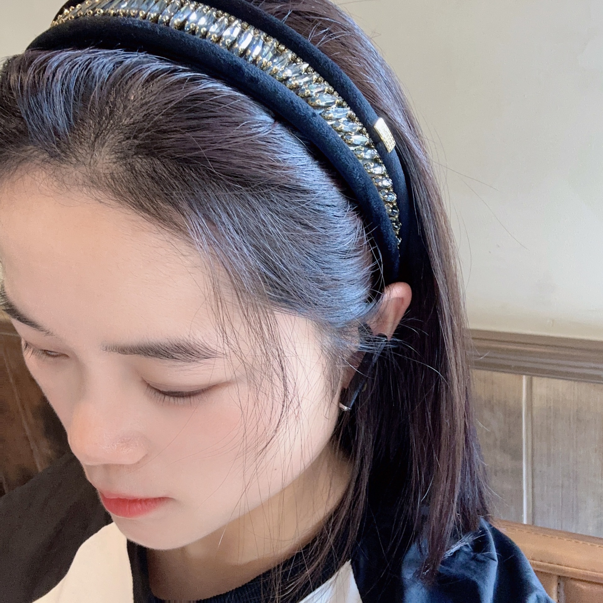 156g Weight Hair Band Hair Accessories Type Rhinestones Inlay Material 1 Piece Quantity Casual, Daily Occasion Flannel Material Solid Color Pattern Women's Gender Inlay Design Elegant, Simple Style Style Coffee, White, Black Color Velvet Rhinestone Light Luxury Wide Brim Hair Band High-Grade Western Style Heavy Industry Pressure Hair Clip High Skull Top Headband Hair Accessories 7