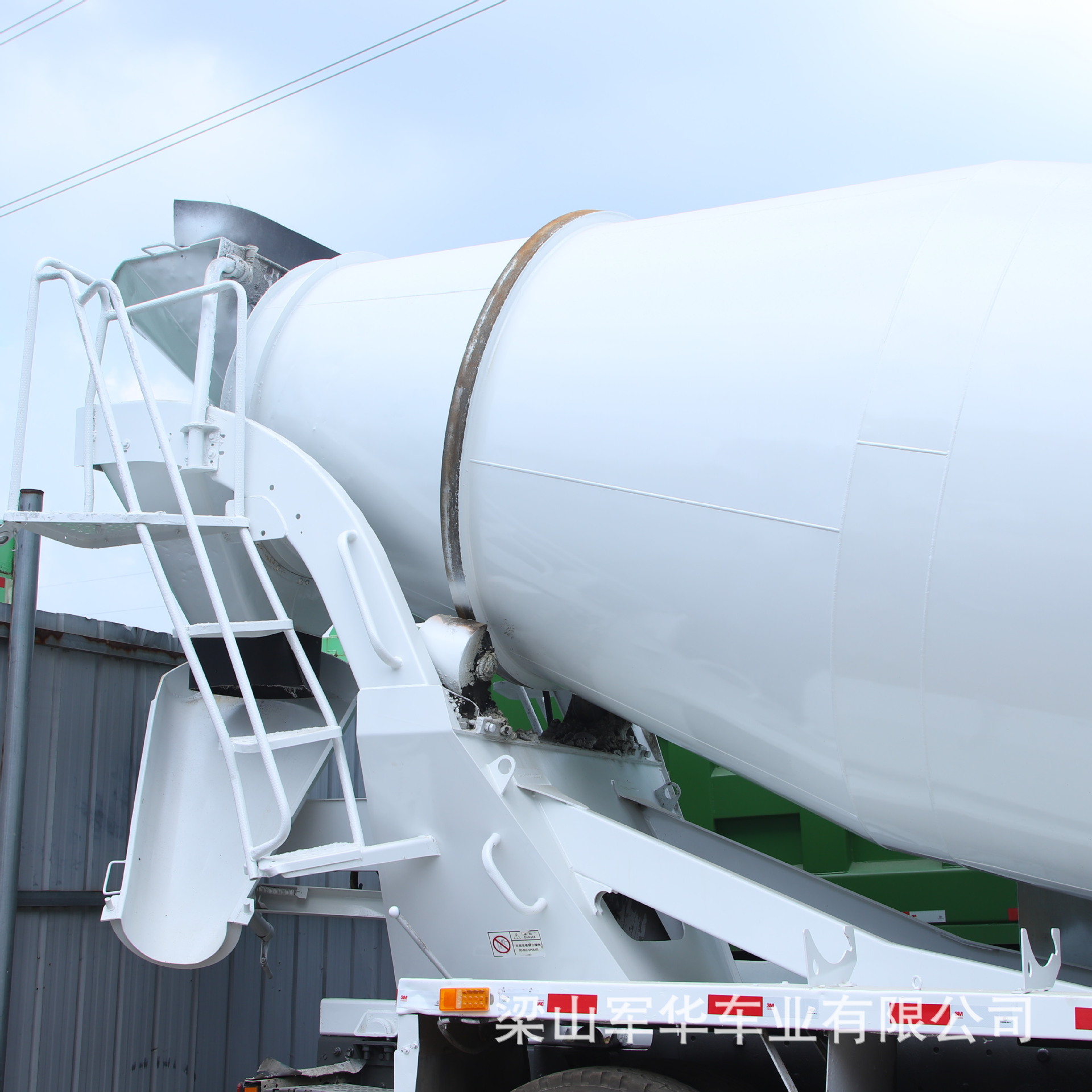Concrete mixer truck, split-type cement mixing and transport self-unloading integrated mixer truck, 4-cubic-meter concrete mixer truck