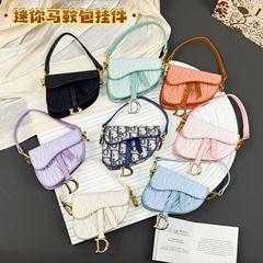 新款时尚迷你马鞍包耳机包汽车钥匙扣包挂件饰品零钱包盲盒对碰女
