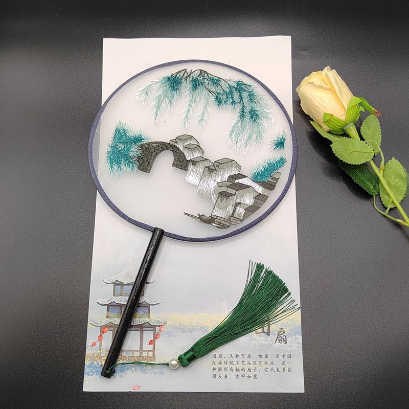 両面のシルクの刺繍の透明な漢服のチャイナドレスは写真を撮ります。|undefined