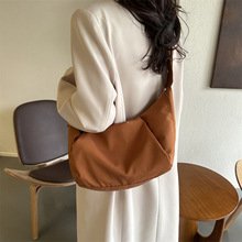 2023新款纯色女式斜挎包尼龙饺子包百搭单肩女包褶皱小布包潮批发