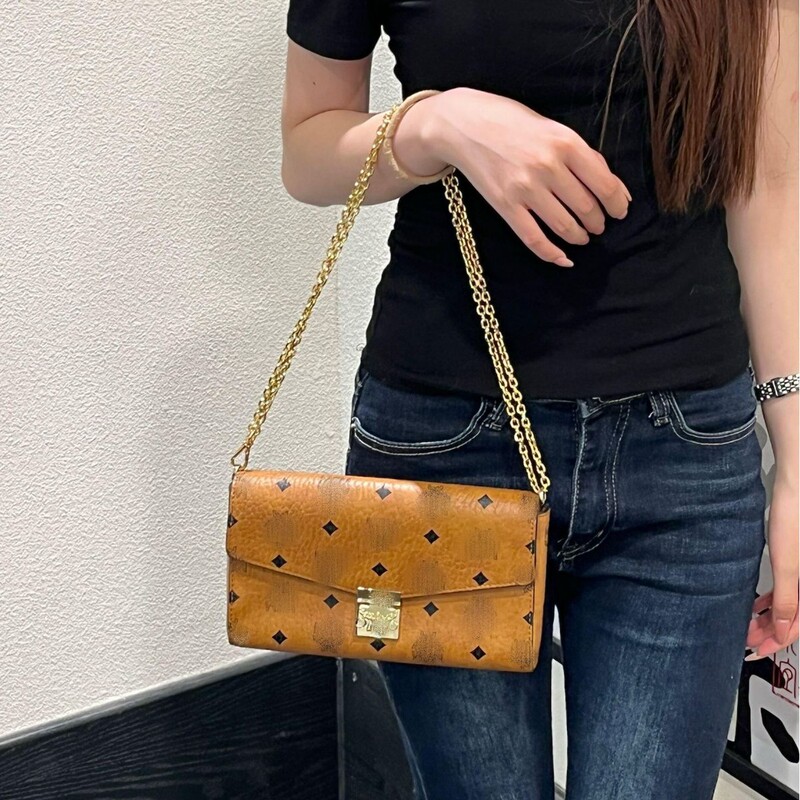 Mc's Classic Printed Envelope Bag Is a Trendyy and Versatile Mini Shoulder Lock Cross-Body Bag