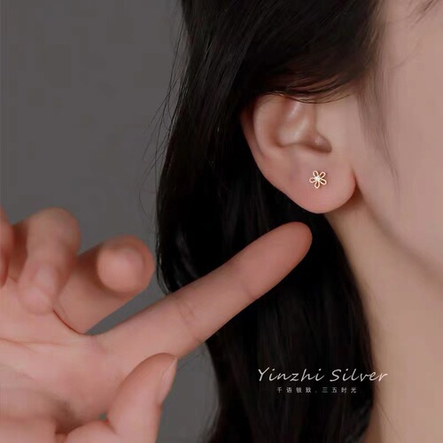 Silver needle earrings for women, small mini flower temperament, ins style design earrings, ear bone nails for pierced ears