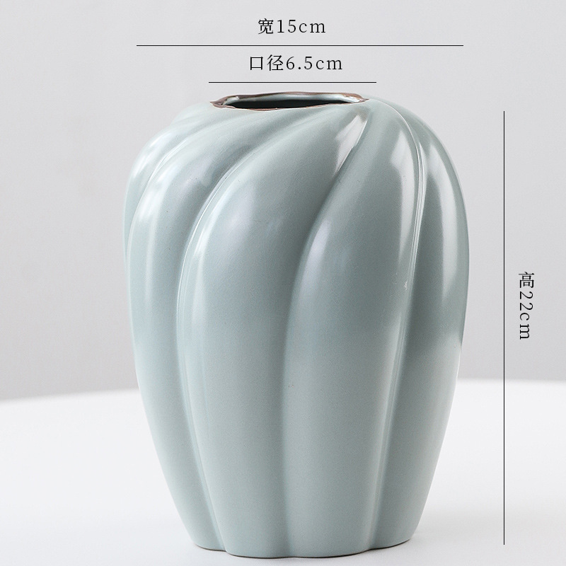 汝窯花瓶陶磁器中国式高級感民宿ホテルに生花を挿します。|undefined