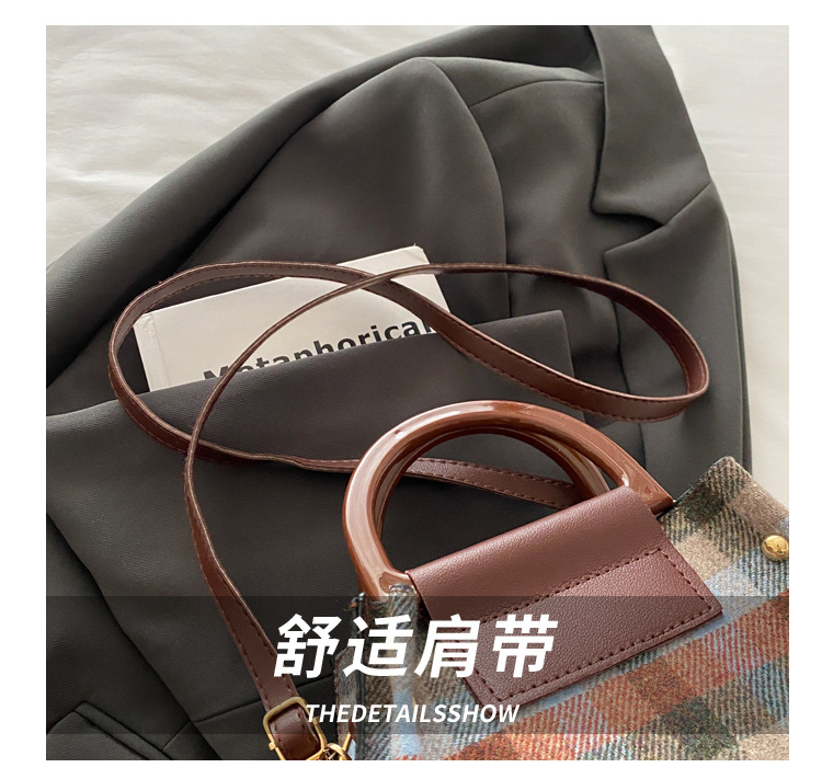 This is a trendy and stylish single-shoulder underarm bag with a contrasting color for the autumn of 2024. It features a unique design and is retro and individualistic Item Picture