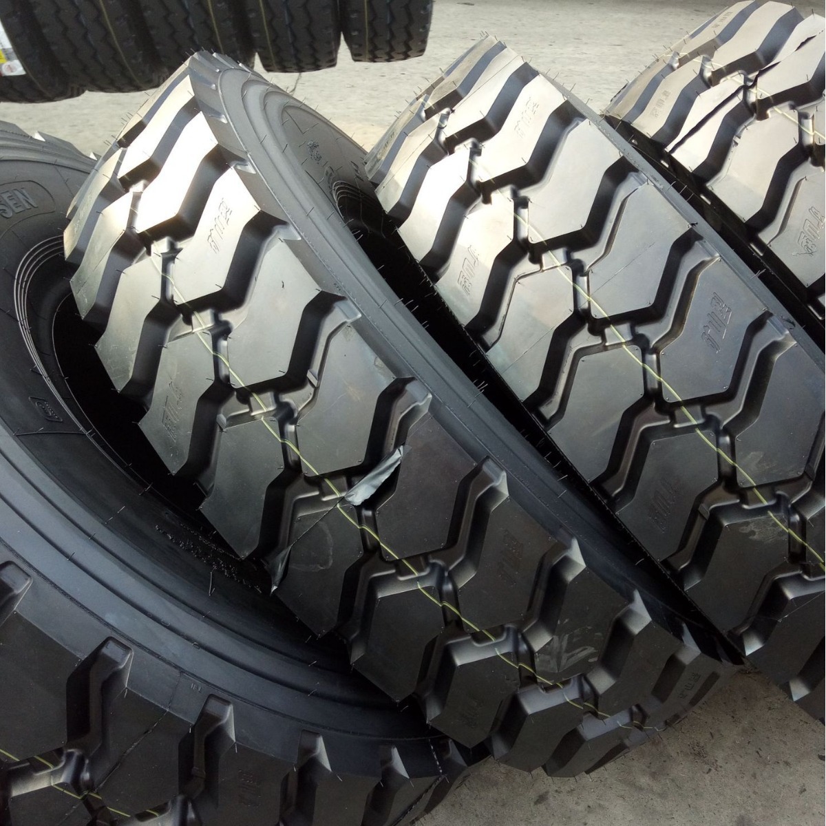 出口全钢丝轮胎 1100R20两大块花纹 矿山重载子午线轮胎 大量批发