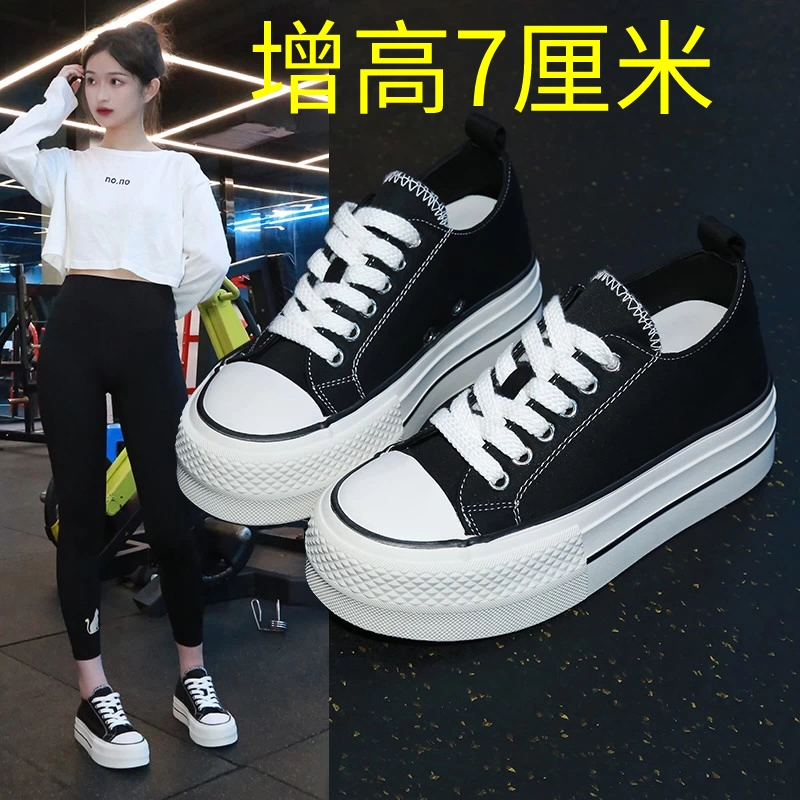 Маленькие высокие женские туфли для маленьких детей 2025 новые дикие кроссовки для летних туфель маленькие белые туфли ulzzang холст на толстой подошве