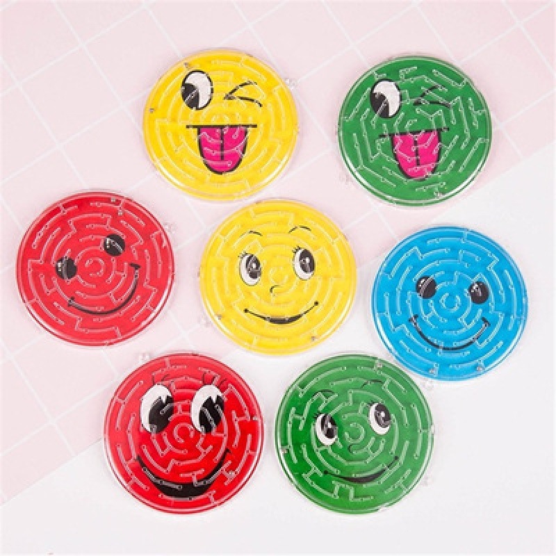 Yiwu pequeño mercado de productos básicos juguetes para niños al por mayor regalos del mercado nocturno bajo 1 yuan puesto nuevos pequeños regalos luminosos.