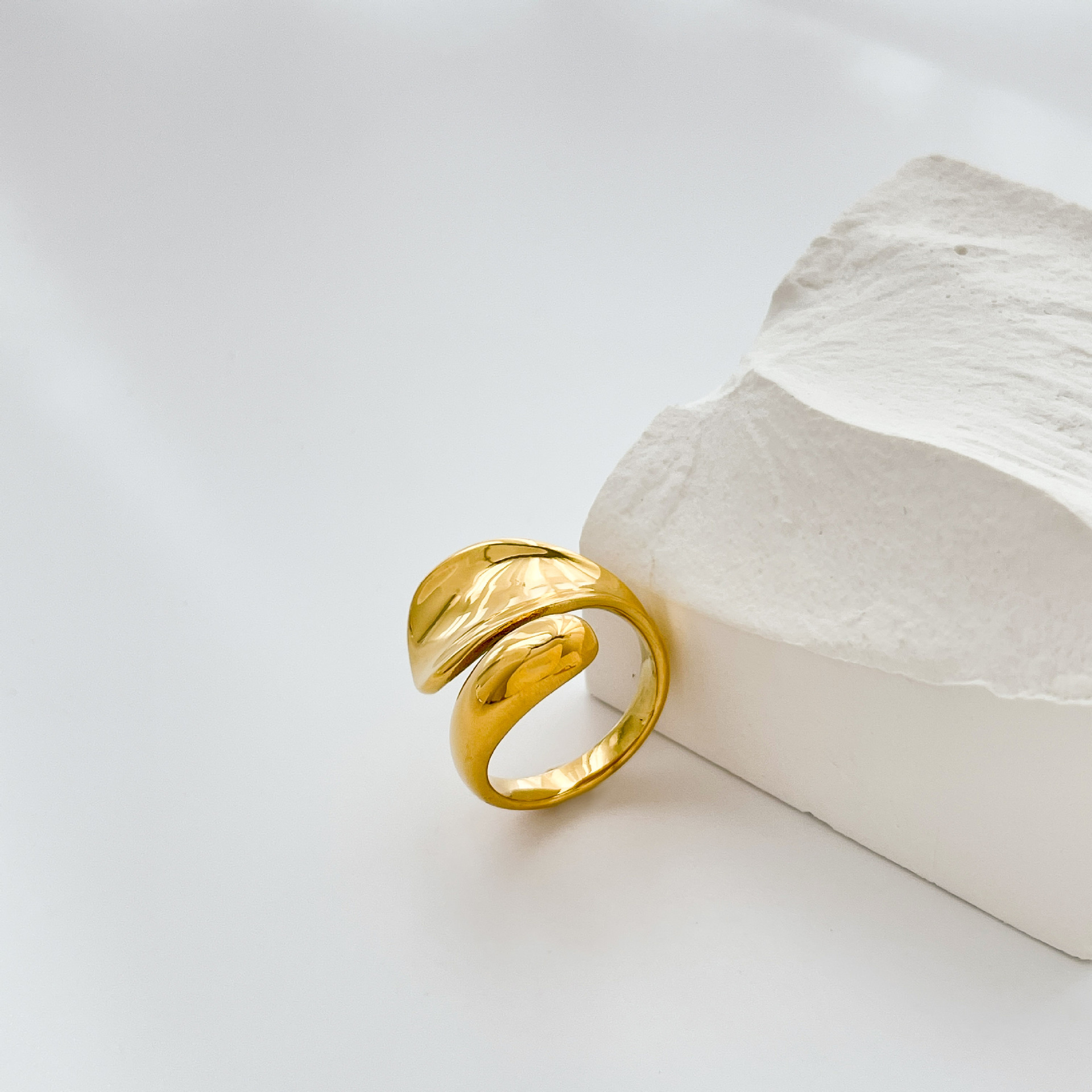 thumbnail image 1 of Anillo abierto con diseño de cruz de esmalte y forma especial de arco de luz cruzada, 1 of 6