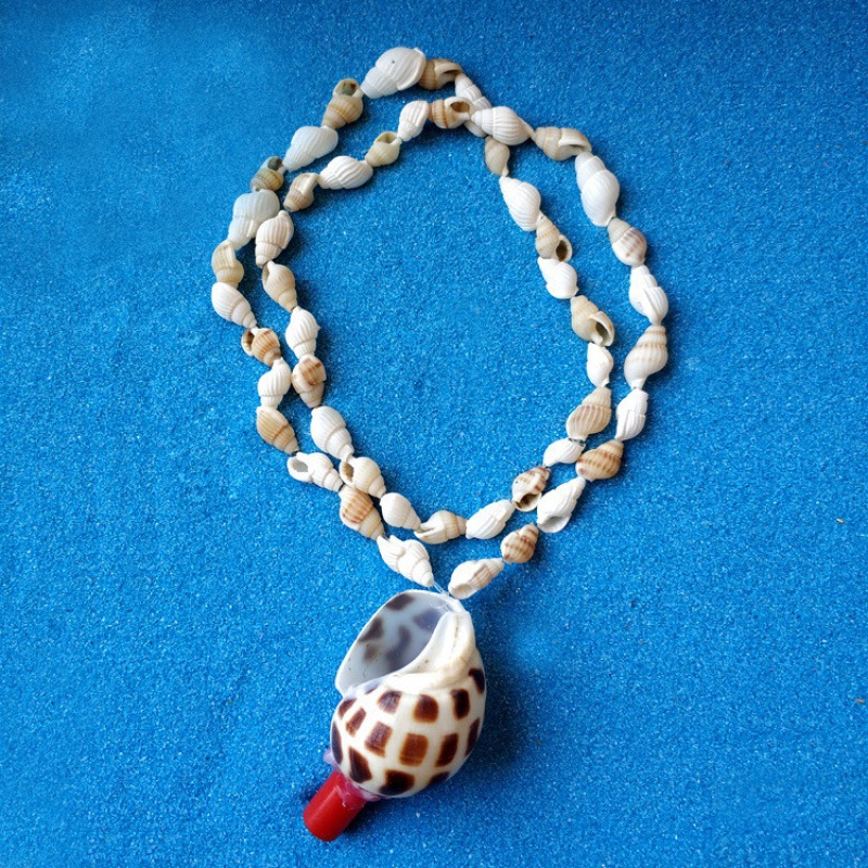 유백색 목걸이, 노란 쌀과 달팽이 휘슬 스타일