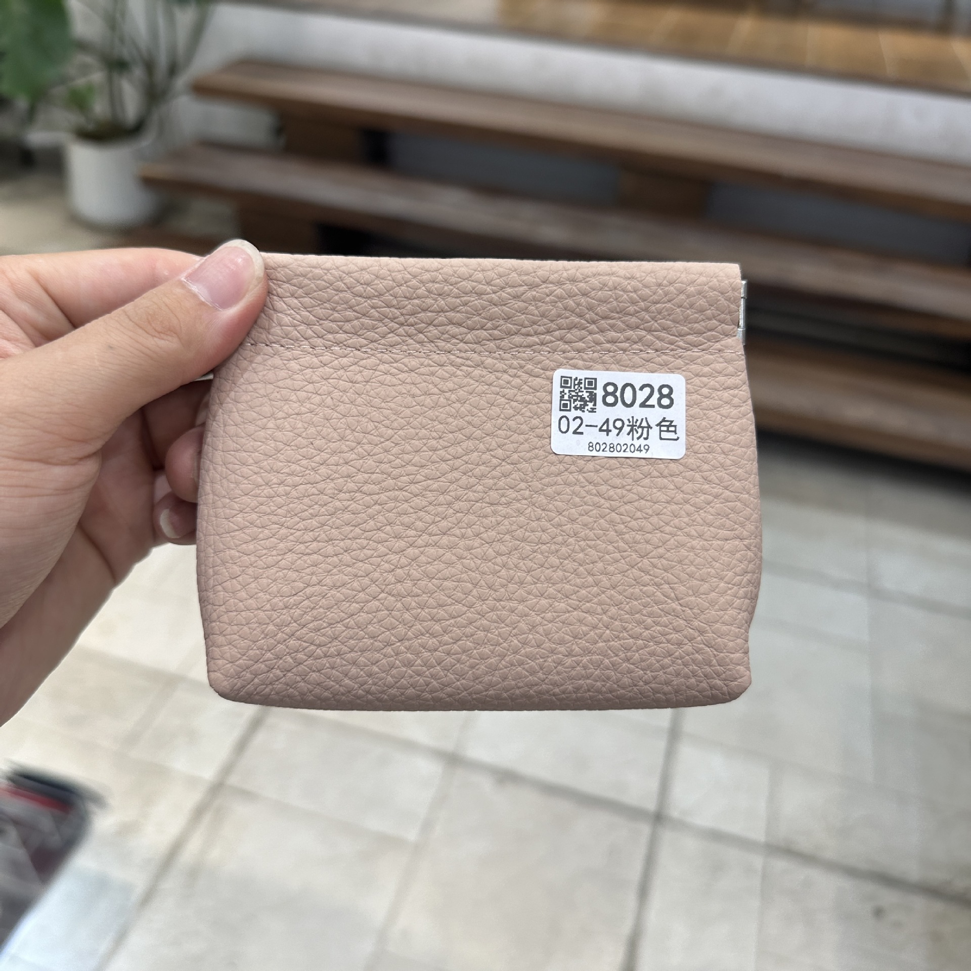 厚手の収納袋のトップ層の牛革は閉じています。