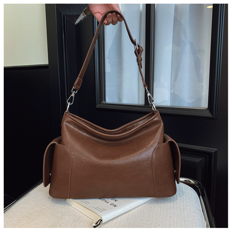 Bolsa de hombro y brazo de nicho francés para mujeres otoño / invierno 2025 nuevo retro mochila de cuero suave bolsa de viaje