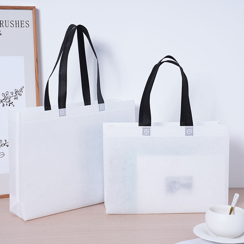 Bolsas de tela no tejida personalizadas tienda de ropa bolsas de mano de alta calidad logotipo impresión de película espesa ropa bolsas de compras personalizadas