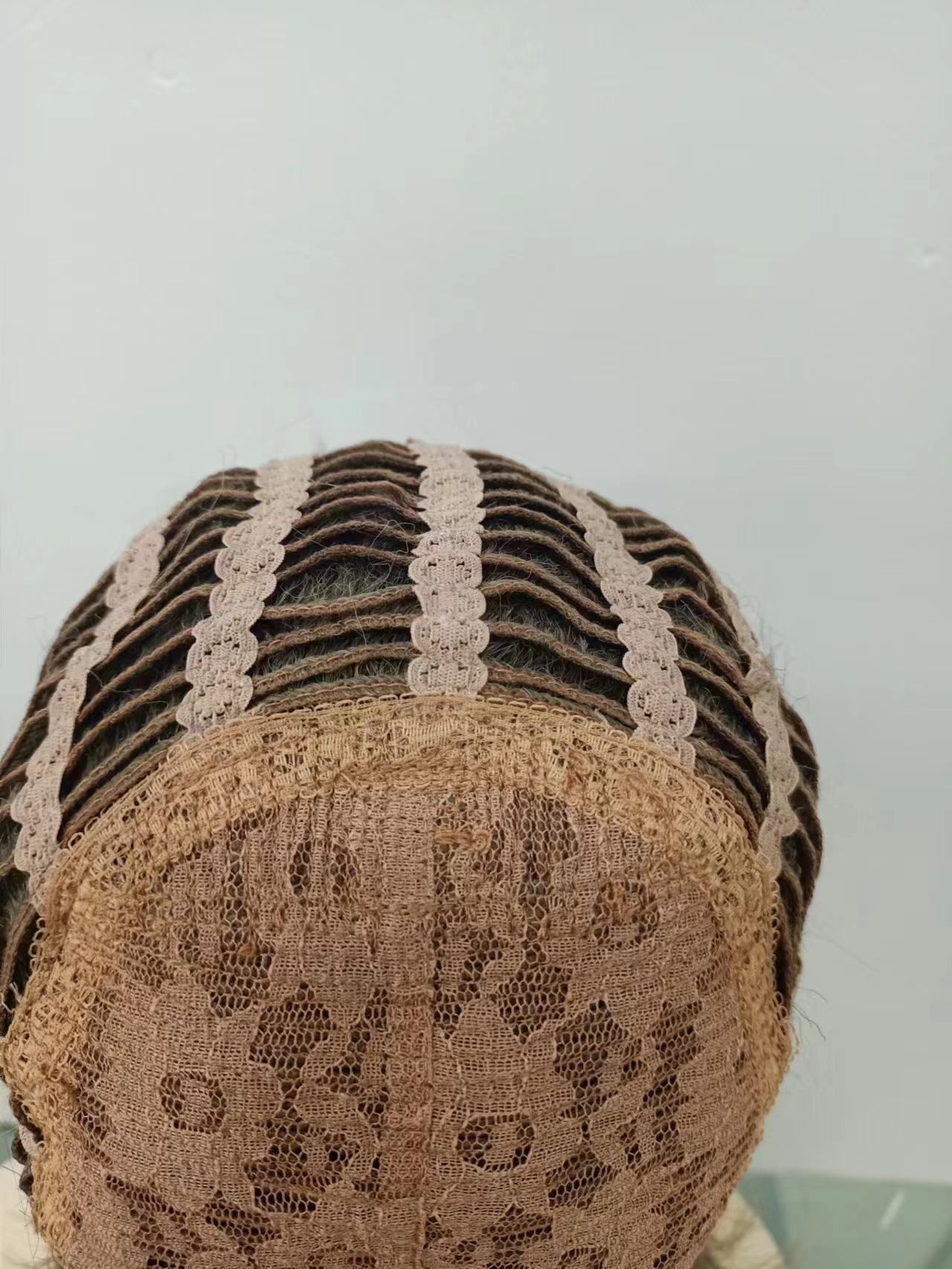 Peluca de fibra química al por mayor, peluca gris corta de seda de alta temperatura, mecanismo completo