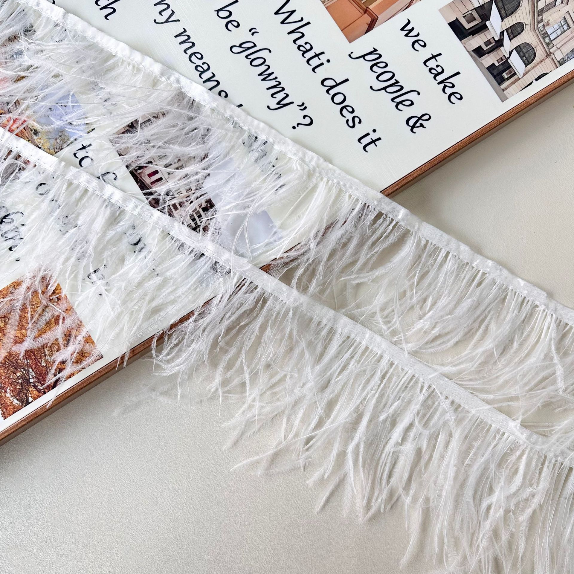 Pluma de piel de avestruz blanco de 14cm al por mayor de encaje decorativo, tocado, accesorios para el cabello, equipaje, material de decoración fotográfica