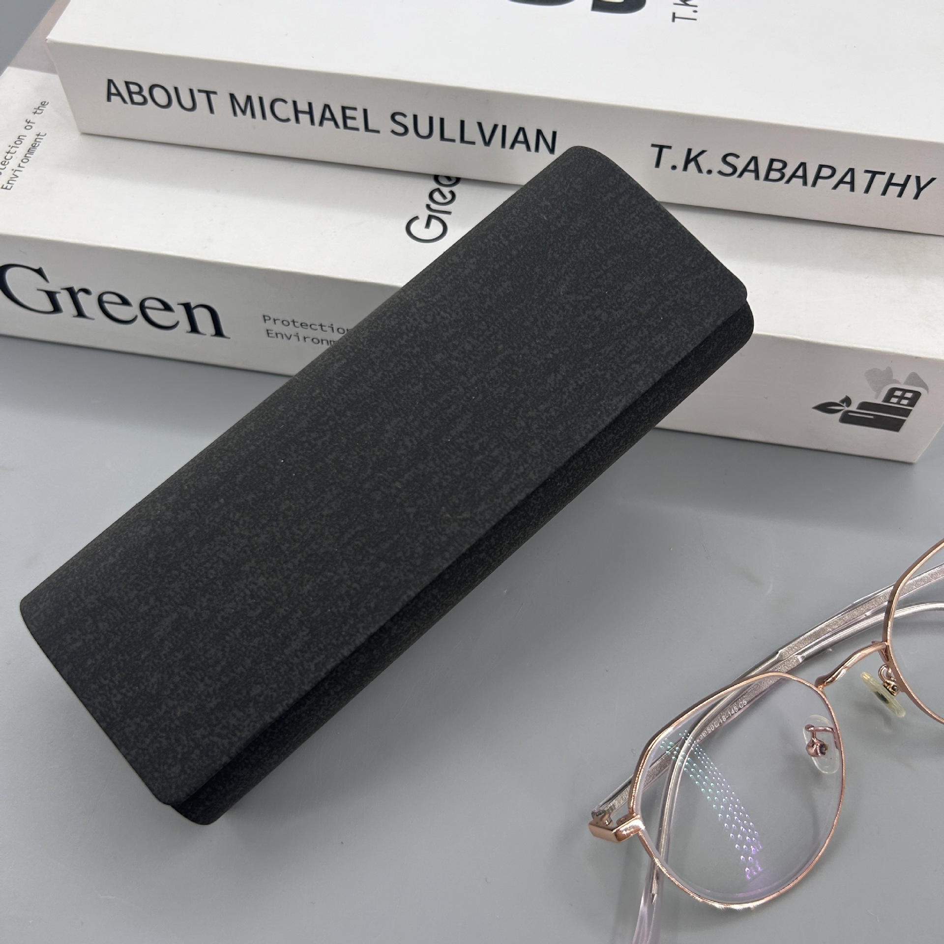 Cajas de gafas de cuero hechas a mano, cajas de almacenamiento de miopía de absorción magnética simple al por mayor, cajas de gafas de cuero mixtas transfronterizas