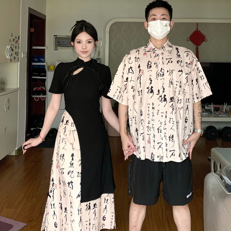 커플의 여름 새로운 중국 스타일 한자 인쇄 하이 엔드 A 라인 원피스 여성 세트 남성 반팔 옷깃 셔츠
