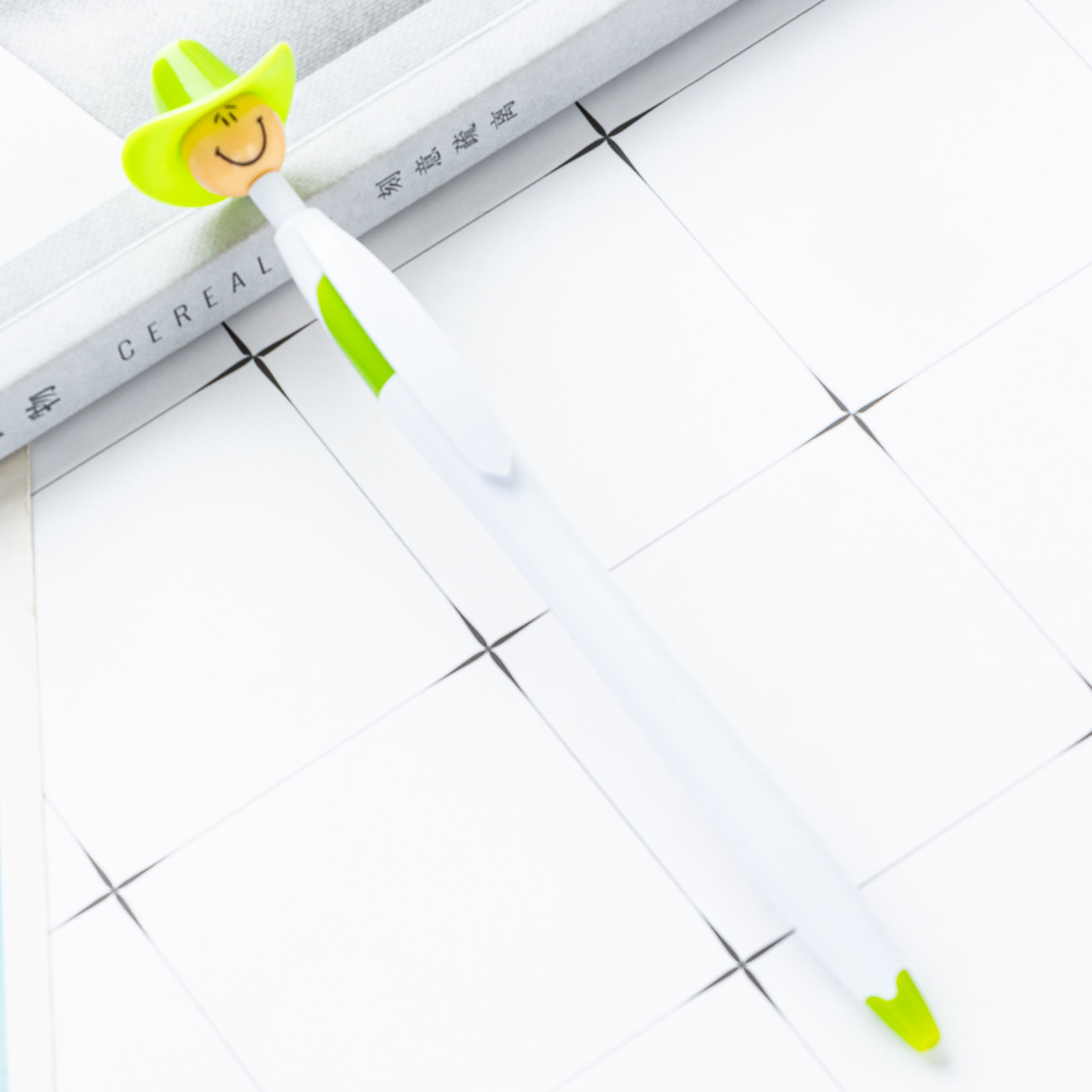 Pequeña calabaza bolígrafo de plástico sombrero de vaquero bolígrafo de juguete se puede imprimir logotipo creativo sonriente plástico bolígrafo al por mayor