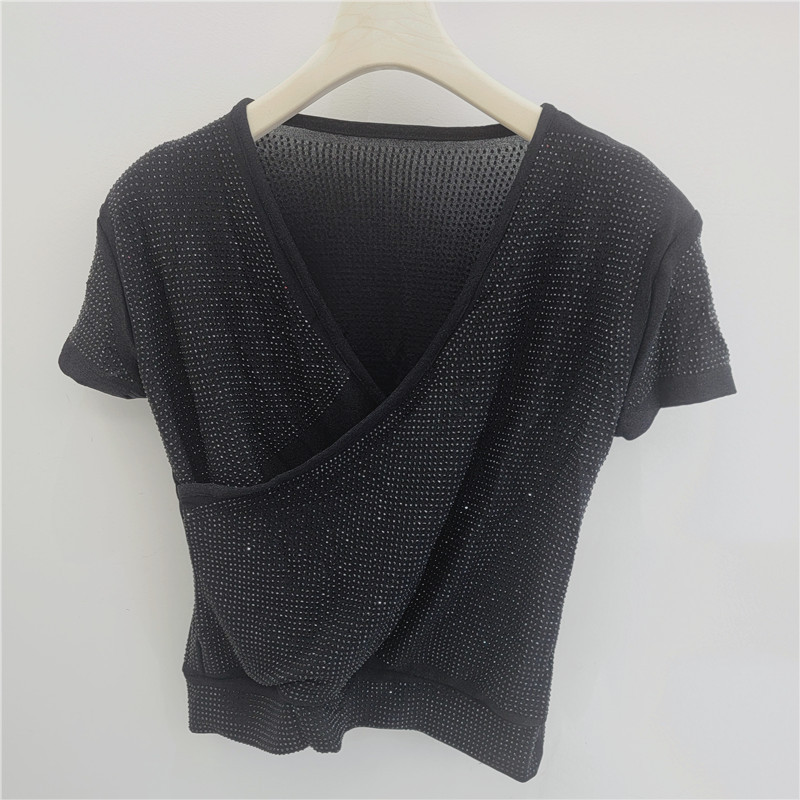 2026 verano nuevo sexy camiseta de cuello cruzado de mangas cortas de mujer caliente perforación irregular moda delgada blusa image 7
