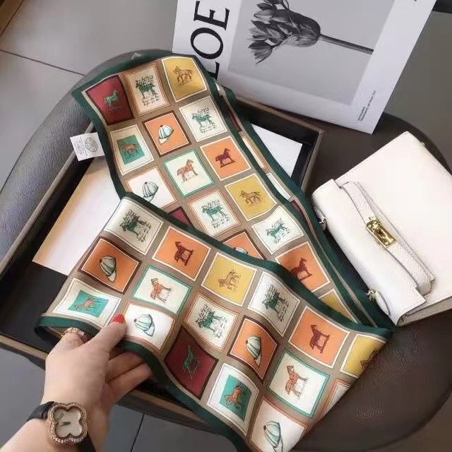 짙은 녹색 조랑말