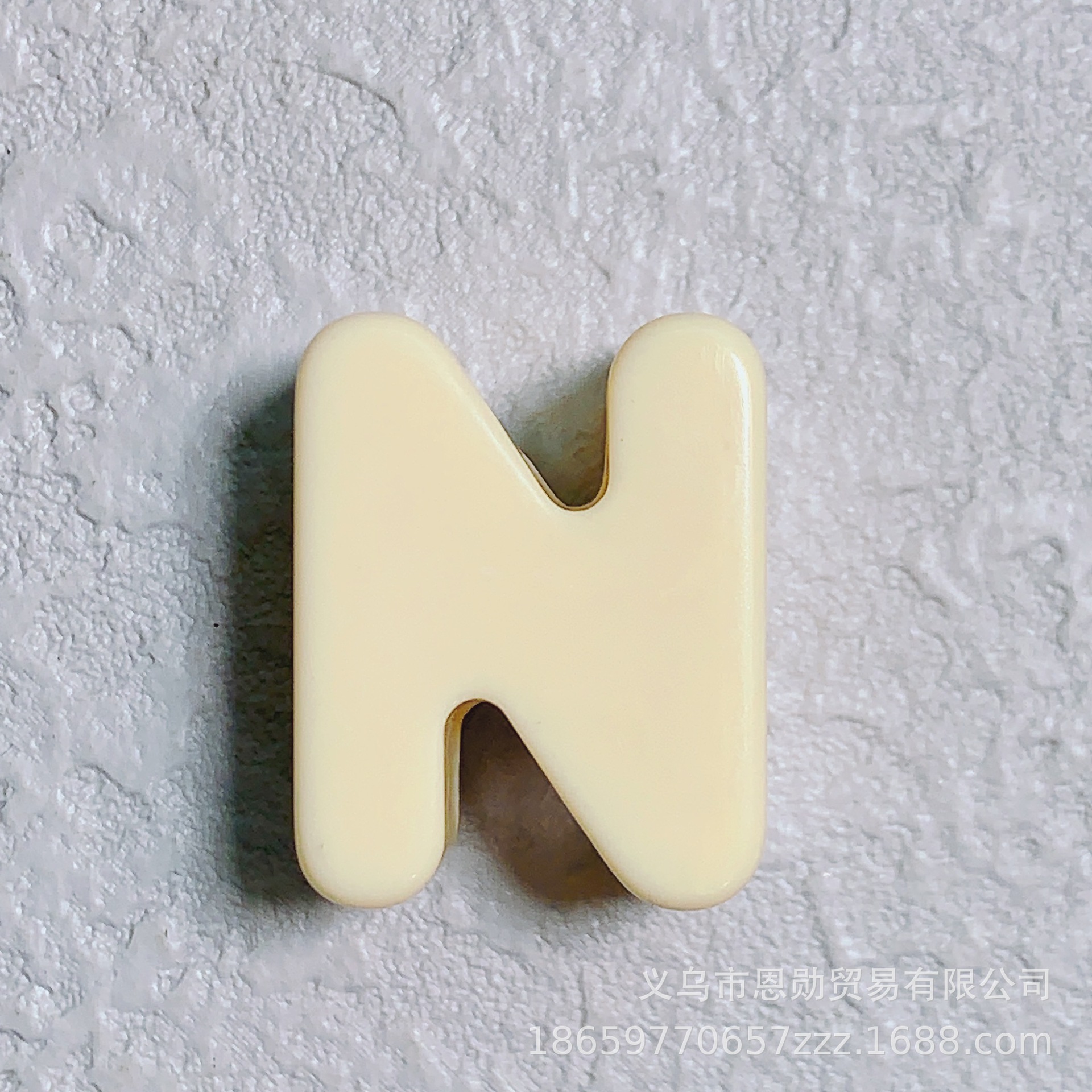 N (beige)