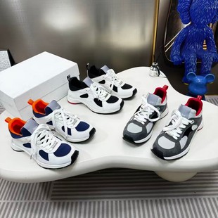 �����¿����ϵ�Ь��H��С��Ьƴɫ�r�г����p��͸��ٴ��\��Ь