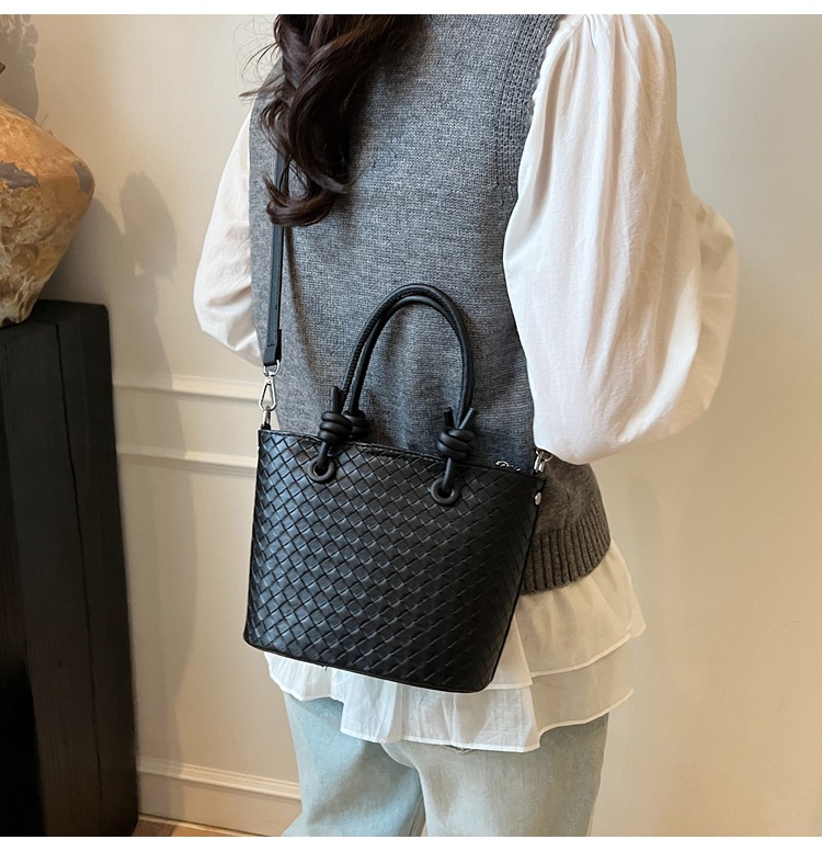 A simple and elegant bucket bag for women, a Korean-style single-shoulder bag for commuting to work in 2025, a new trendy and fashionable crossbody bag undefined