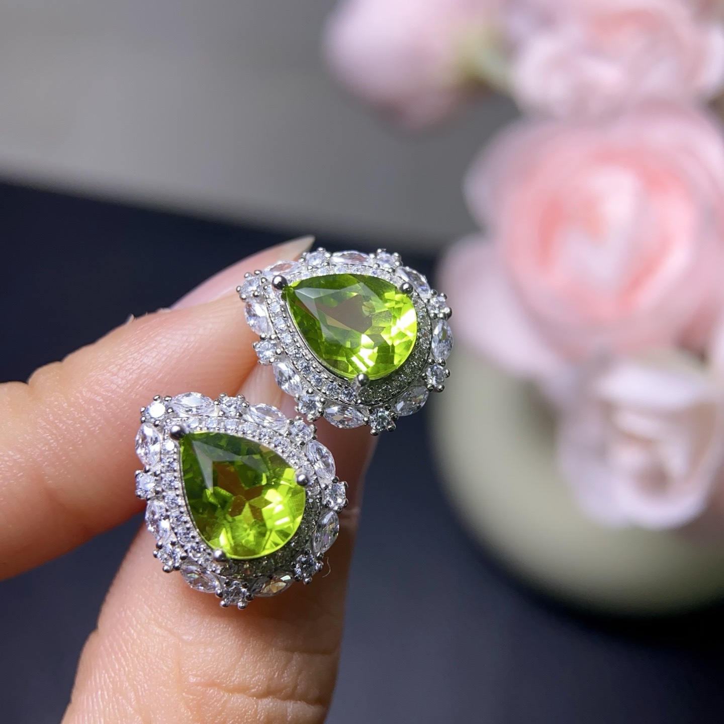 Natural peridot earrings, 925 silver plated with white gold, main stone size 7*9mm, natural and supports testing!