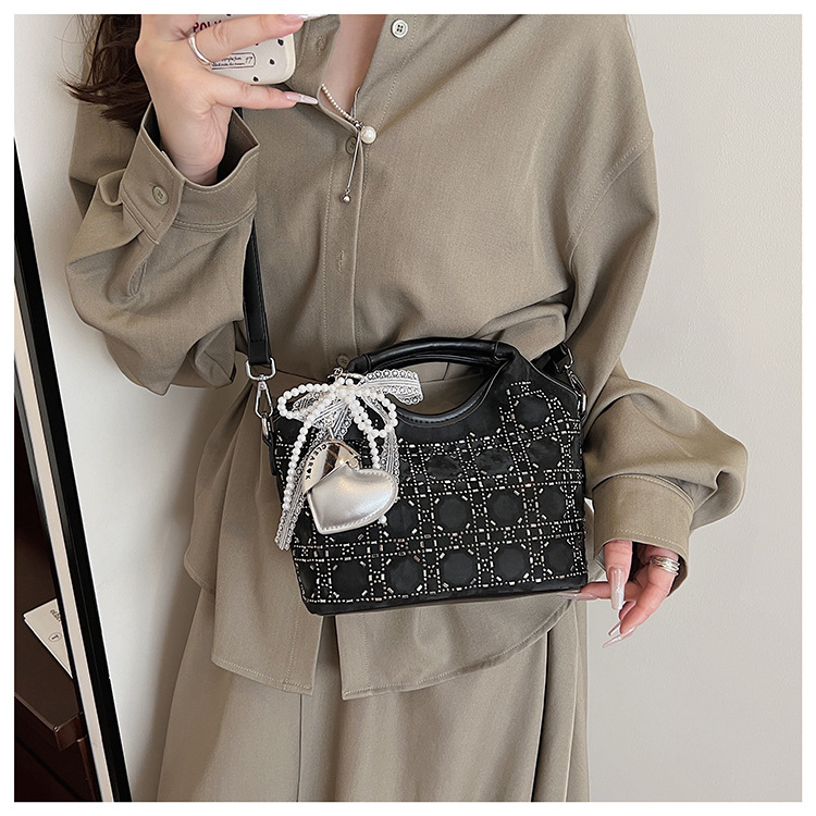 Summer fashion women's versatile hand-held niche crossbody design 2025 simple crossbody bucket bag, new Korean style for commuting undefined