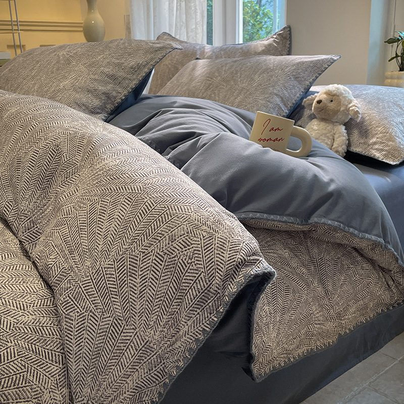 El borde de la cáscara a rayas de algodón está molido en el sur y el comienzo es gris.