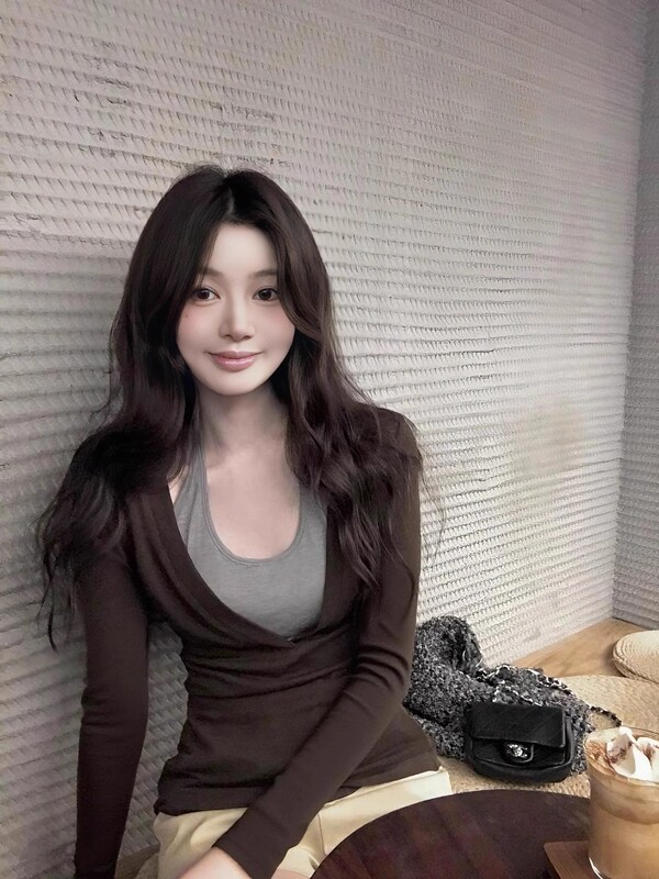 2025新款小众背心女辣妹修身V领长袖撞色挂脖修身t恤女假两件|undefined