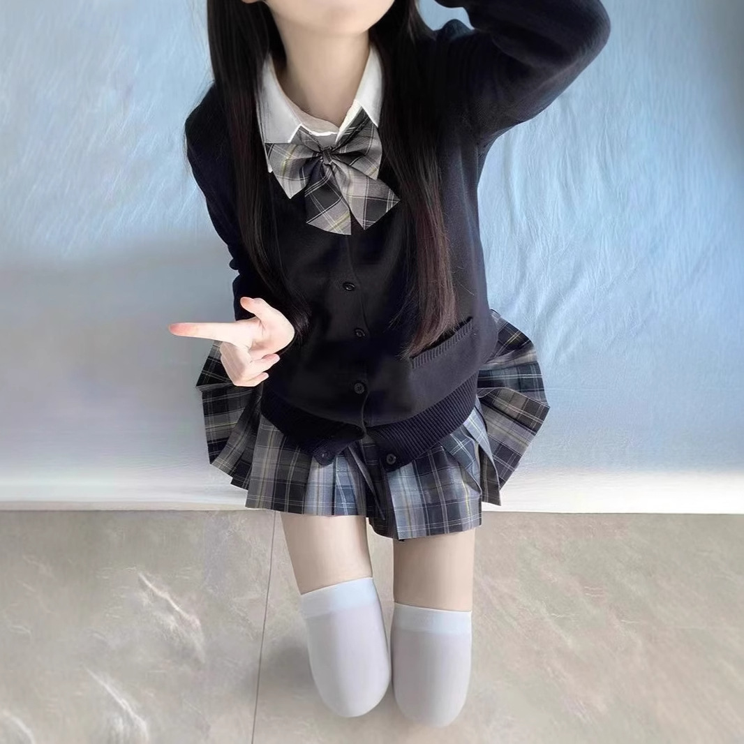 셔츠 + 나비넥타이 + 오카리티안 스커트 + 블랙 가디건