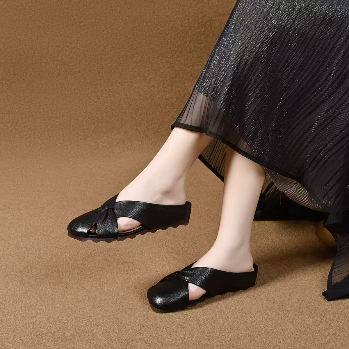 Dép sandal nữ da thật mũi nhọn quai chữ V đế bệt — màu nâu