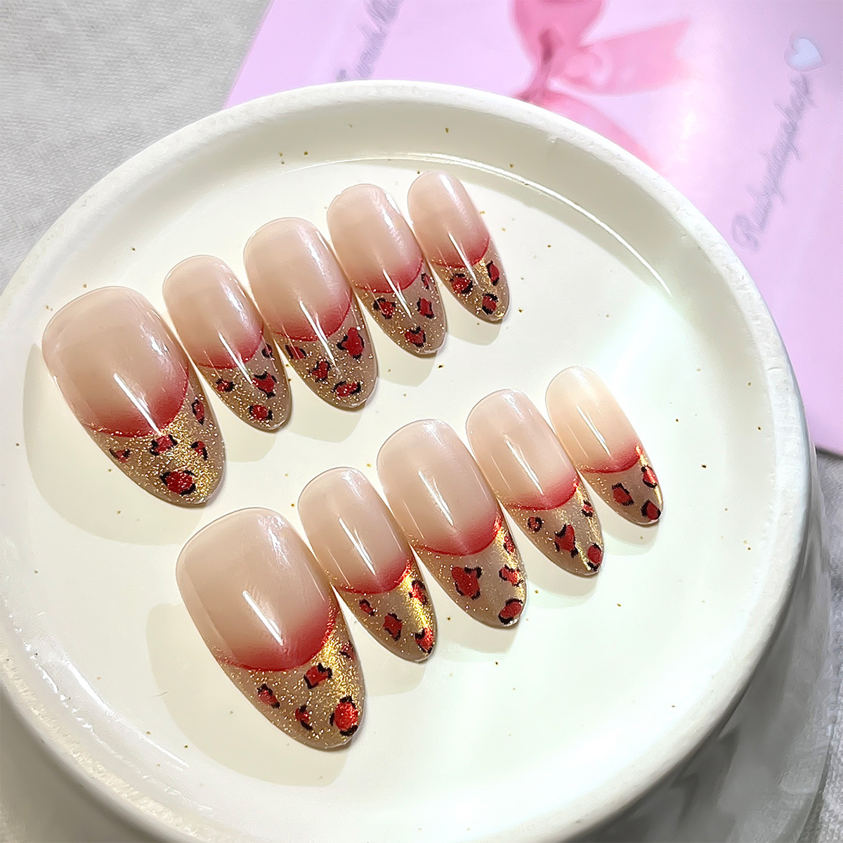 Uña hecha a mano de otoño y invierno gradiente estampado leopardo francés manicure tridimensional simple estilo de personalidad universal y medio mano de usar uñas